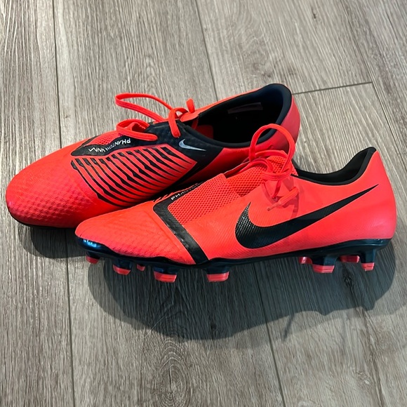 Nike Phantom Venom Soccer Cleats - Picture 1 of 4